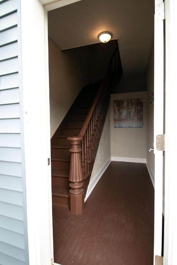 Spacious Rustic Downtown Market St 1 Bedroom Apt, Sleeps Up To 5, Steps To Honeywell & Eagles Theatre Wabash Экстерьер фото
