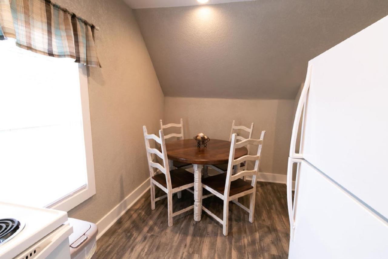 Spacious Rustic Downtown Market St 1 Bedroom Apt, Sleeps Up To 5, Steps To Honeywell & Eagles Theatre Wabash Экстерьер фото