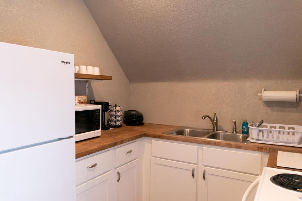 Spacious Rustic Downtown Market St 1 Bedroom Apt, Sleeps Up To 5, Steps To Honeywell & Eagles Theatre Wabash Экстерьер фото