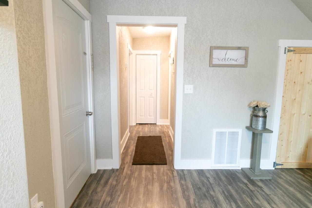 Spacious Rustic Downtown Market St 1 Bedroom Apt, Sleeps Up To 5, Steps To Honeywell & Eagles Theatre Wabash Экстерьер фото