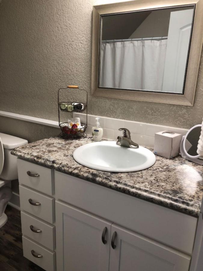 Spacious Rustic Downtown Market St 1 Bedroom Apt, Sleeps Up To 5, Steps To Honeywell & Eagles Theatre Wabash Экстерьер фото