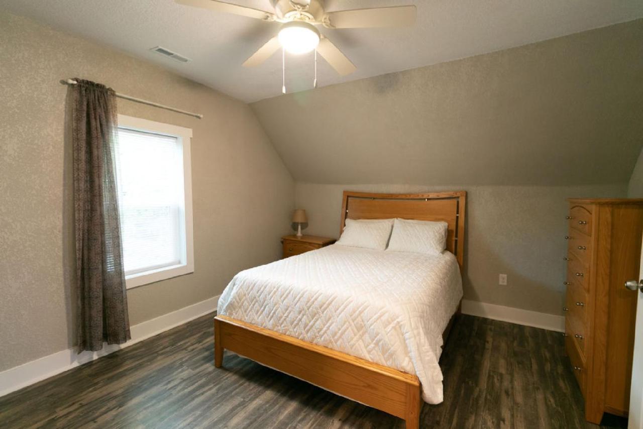 Spacious Rustic Downtown Market St 1 Bedroom Apt, Sleeps Up To 5, Steps To Honeywell & Eagles Theatre Wabash Экстерьер фото