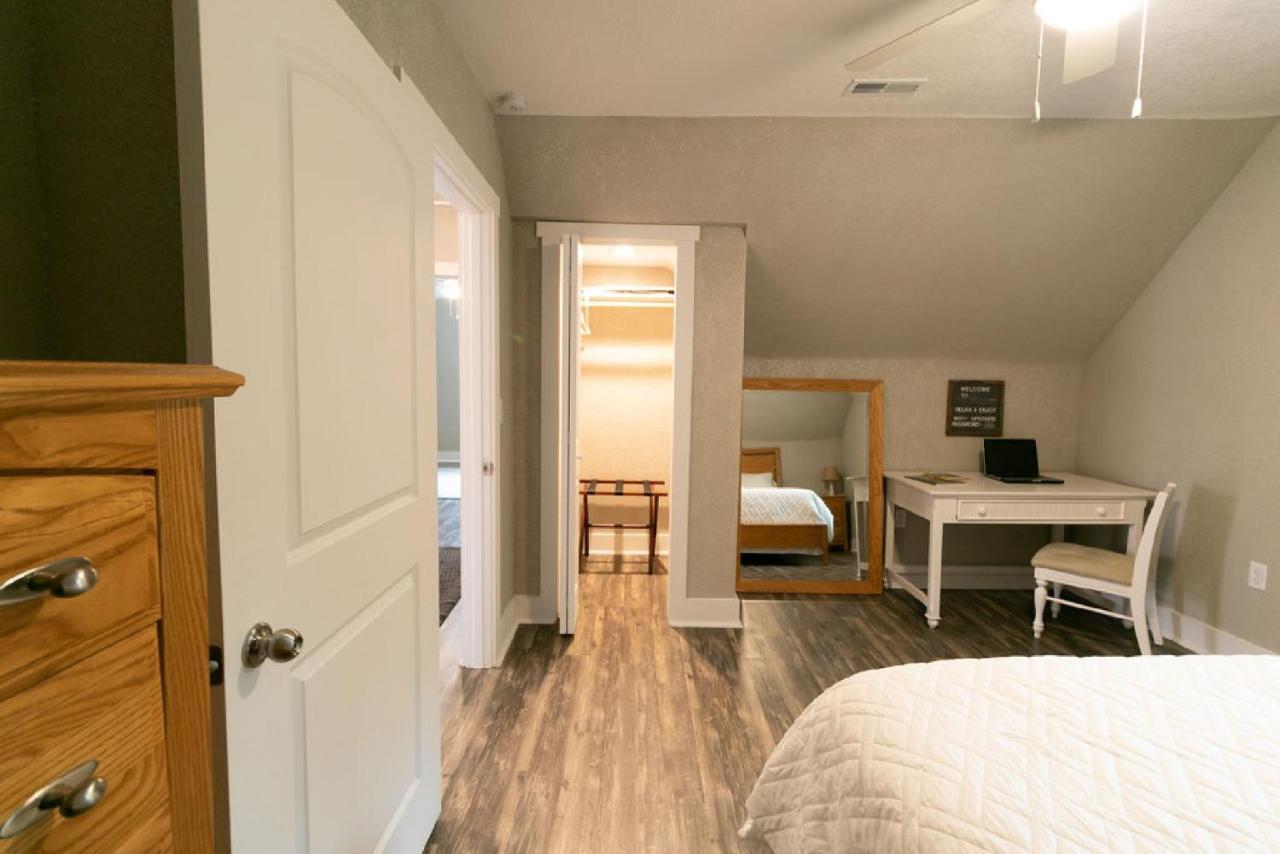 Spacious Rustic Downtown Market St 1 Bedroom Apt, Sleeps Up To 5, Steps To Honeywell & Eagles Theatre Wabash Экстерьер фото